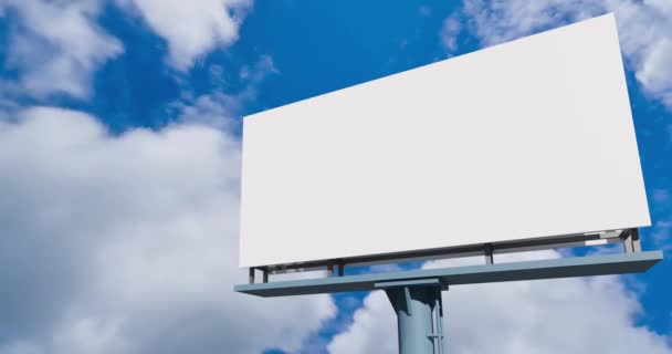 leeg 3d mockup billboard over de timelapse wolk in de natuurlijke blauwe hemel bewegen in zonnige dag - Video