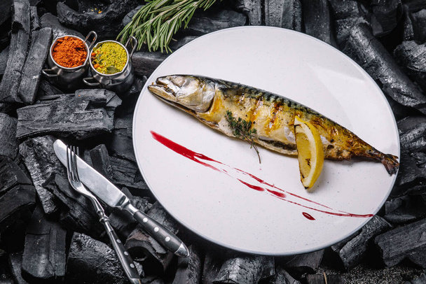 grilled fish in the kitchen of the restaurant - Foto, Bild