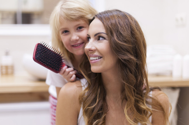 Girl doing hairdo for her mother - Foto, Imagen