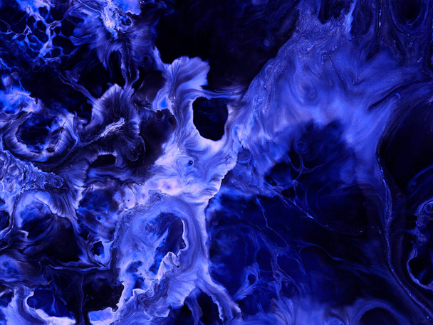 Neon mavisi sanat eseri soyut el yapımı arka plan, mermer dokular, soyut okyanus, tuvalde akrilik boya. Modern sanat. Çağdaş sanat. - Fotoğraf, Görsel