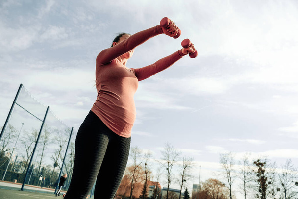 Беременность фитнес. Пренатальный здоровый фитнес активный спортивный зал снаружи. Беременная женщина тренирует йогу. Пренатальная гимнастика - Фото, изображение