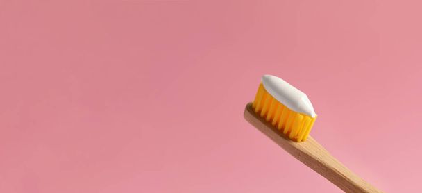Brush with toothpaste on pink background, space for text. Banner design - Fotoğraf, Görsel