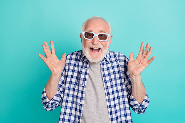Fotografie seniora dědečka sledování legrační film nošení 3D brýle izolované na tyrkysové barvy pozadí. - Fotografie, Obrázek