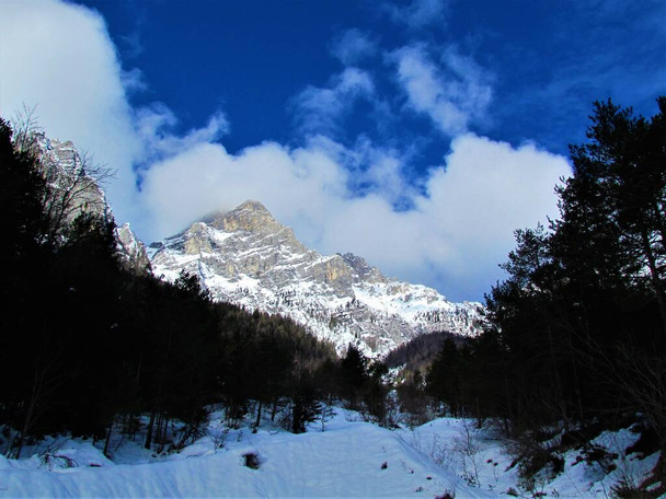 Vista panorámica del pico de Kukova pica en invierno sobre el valle de Vrata en el parque nacional de Triglav y los Alpes Julianos, Gorenjska Eslovenia - Foto, imagen