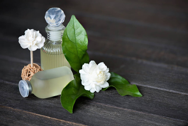 Aromatherpy avec parfum de fleur de jasmin sur un vieux fond en bois. - Photo, image