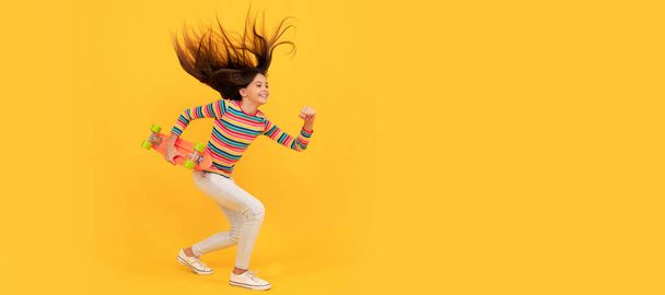Corre y salta. niño enérgico skateboarder en ropa colorida. penny skateboard. skateboarding. Casual adolescente niño cartel horizontal. Encabezado del banner, espacio de copia - Foto, imagen