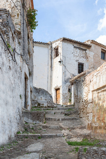 Rua coberta e fachadas em ruínas da cidade velha de Bocairent, província de Valência, Comunidade Autónoma Valenciana, Espanha - Foto, Imagem