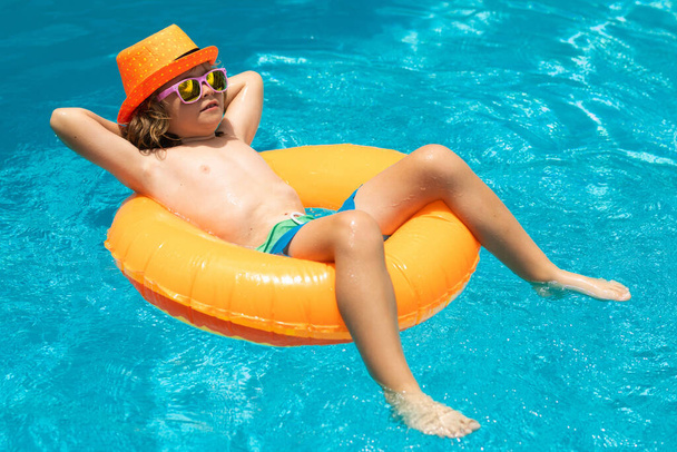 Chlapec plavat a hrát si v bazénu. Dítě hrající si v bazénu. Koncept letních prázdnin. Dětský portrét - Fotografie, Obrázek