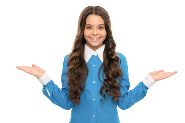 rosto feliz de menina adolescente com cabelo encaracolado longo apresentando produto para escolher isolado em branco, espaço de cópia, rosto. - Foto, Imagem