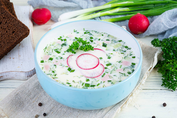 Літній холодний суп з йогуртом та овочами. Традиційний російський холодний суп "Окрошка" - Фото, зображення