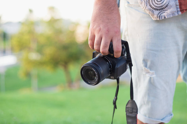 Erkek el ele tutuşan refleks kamerası - Fotoğraf, Görsel