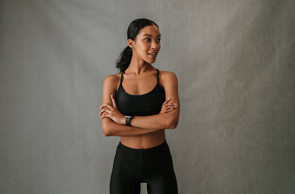  Nahaufnahme einer multiethnischen Frau, die in Sportbekleidung in einem Studio posiert. Hochwertiges Foto - Foto, Bild