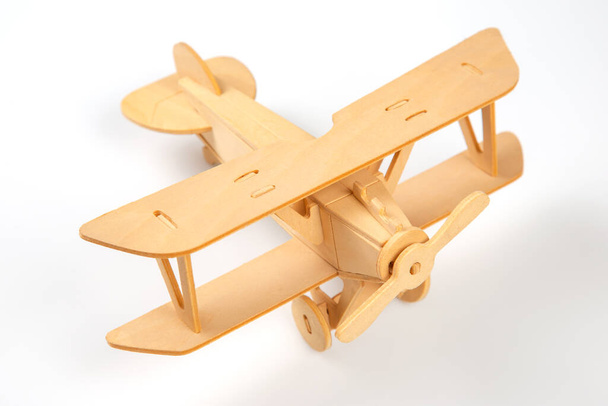 Modelo de aviones de madera. constructor para el montaje de juguetes - Foto, imagen