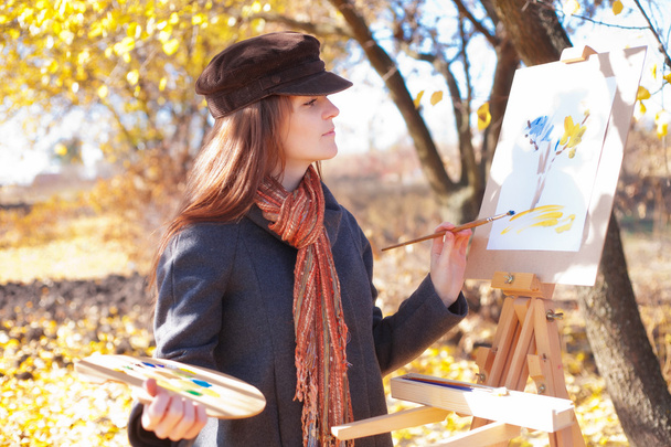 Chica con paleta en bocetos de mano sobre papel
 - Foto, Imagen