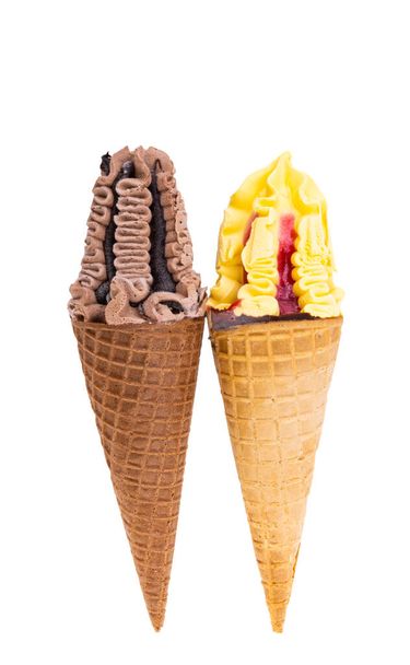 白い背景に隔離されたワッフルコーンのアイスクリーム - 写真・画像