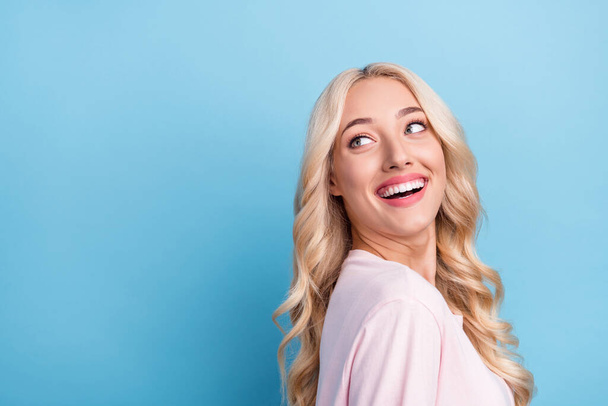 Foto portrét blondýna žena na sobě bílé oblečení hledá copyspace smích nadšený izolované pastel modrá barva pozadí. - Fotografie, Obrázek