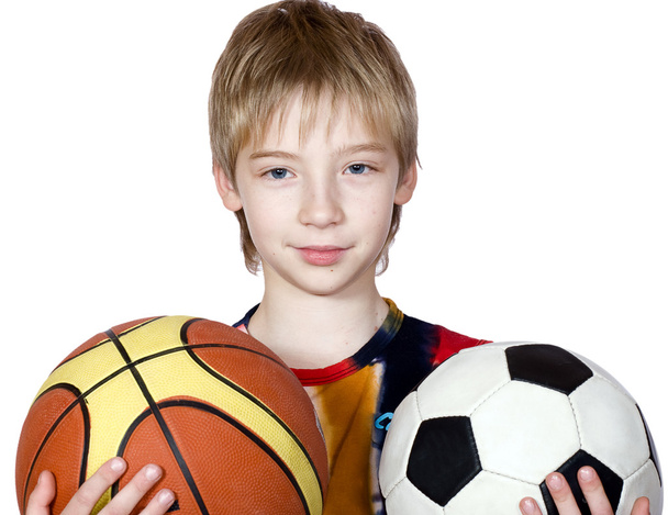 Мальчик контролирует баскетбол и футбольные мячи.
 - Фото, изображение
