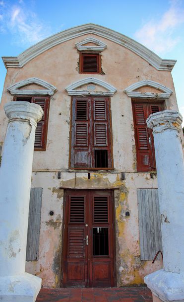 Oude afbrokkelende villa op Curasao - Foto, afbeelding