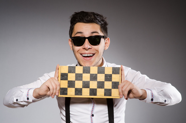 Divertente giocatore di scacchi con tavola - Foto, immagini
