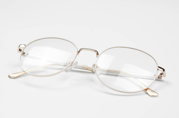 Stilvolle Brille auf weißem Hintergrund. Brille mit Eisenrahmen - Foto, Bild