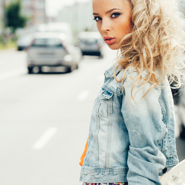 beautiful blonde woman on the street - Foto, afbeelding
