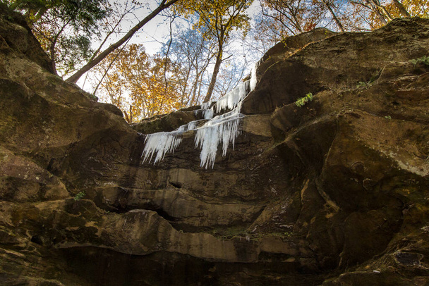 Hemlock Cliffs syksyllä jälkeen kevyt lumi, Indiana - Valokuva, kuva