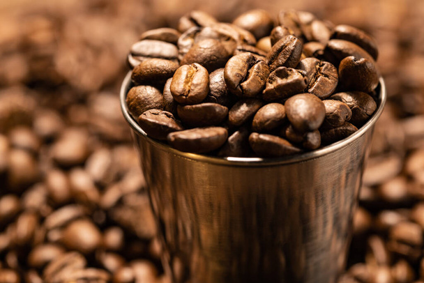 濃い色の背景に焼きたての焙煎コーヒーの粒が閉じ込められています。コーヒー豆の背景 - 写真・画像