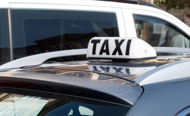 シンプルな伝統的なタクシータクシー車の屋根の上のサイン、白のオブジェクトを閉じる、詳細、クローズアップ、誰も、昼間のタクシーサービスビジネス、都市交通の概念、人、タクシーシンボル、都市交通 - 写真・画像