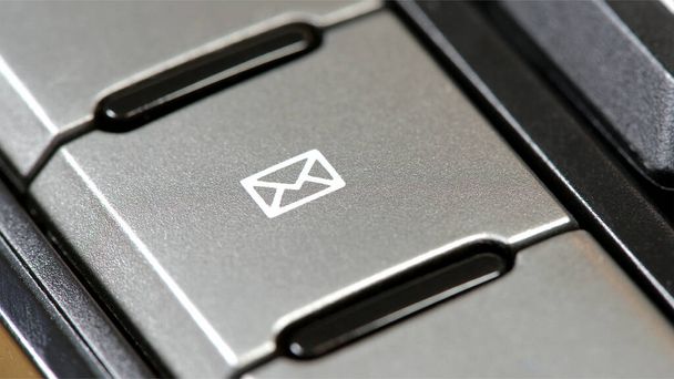 E-mailové tlačítko, vyhrazená klávesová zkratka e-mailového klienta s ikonou obálky na kancelářské klávesnici, odesílání e-mailů, zpráv, online komunikace jednoduchá abstraktní koncepce, nikdo, žádní lidé - Fotografie, Obrázek