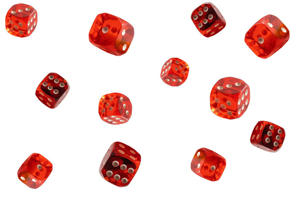 Una collezione di dadi rossi con angoli diversi isolati su uno sfondo bianco
 - Foto, immagini