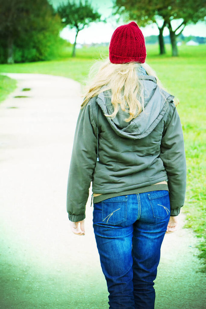 Mujer joven sola en un camino - Foto, Imagen