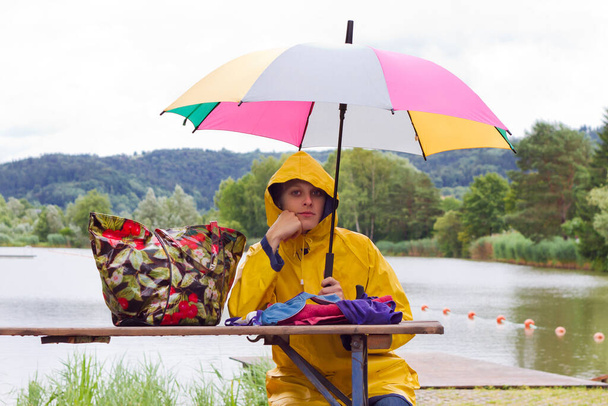 Yağmurlu bir yaz gününde genç bir kadın - Fotoğraf, Görsel