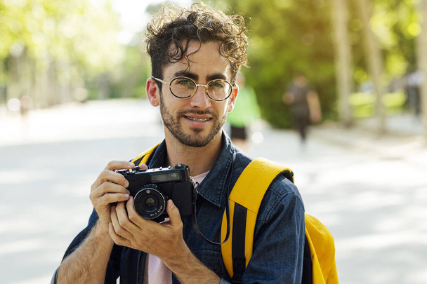 Mladý muž fotografuje v Madridu s analogovou kamerou. - Fotografie, Obrázek