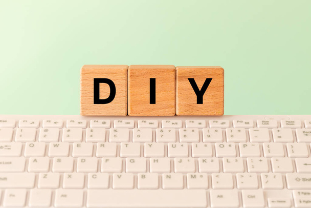 Абревіатура DIY для Do It Yourself, Напис на дерев'яних блоках і клавіатурі комп'ютера - Фото, зображення