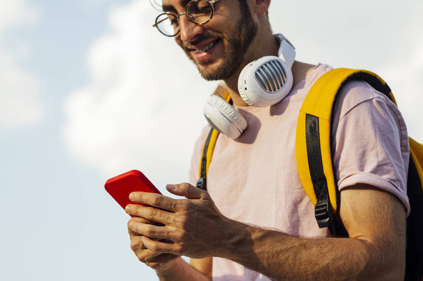 Yakışıklı genç hipster adam cep telefonu ile açık portresi. - Fotoğraf, Görsel