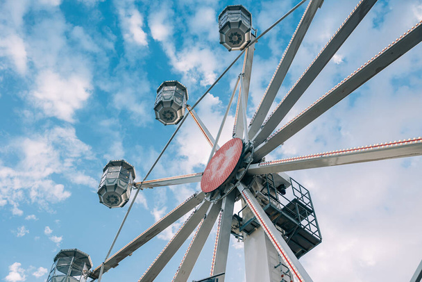 View of the ferris wheel in the amusement park. Entertainment and fun concept. - Foto, imagen