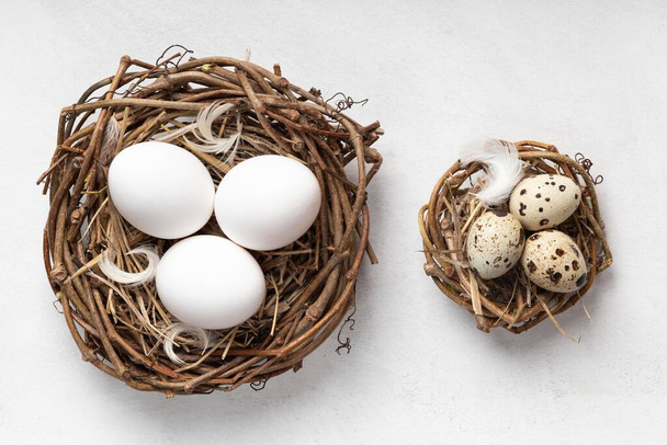 vrchní pohled velikonoční vejce ptáci hnízda peří - Fotografie, Obrázek