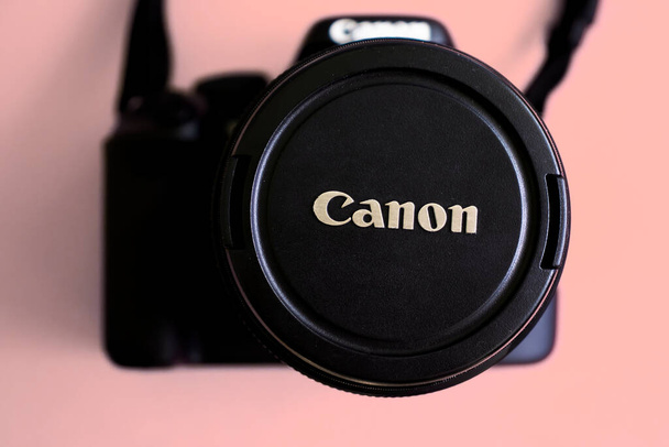 25 июня 2022 года, Киев, Украина Камера крупным планом компании Canon - Фото, изображение
