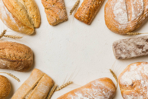 Σπιτικά φυσικά ψωμιά. Διαφορετικά είδη φρέσκου ψωμιού ως φόντο, κορυφαία προβολή με χώρο αντιγραφής. - Φωτογραφία, εικόνα