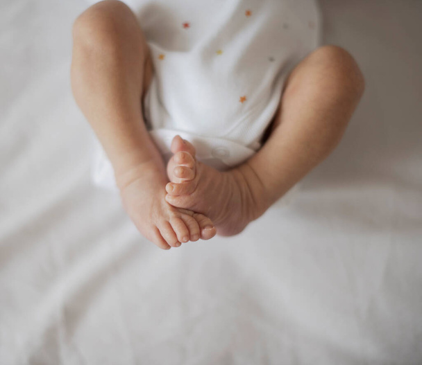 vista superior recém-nascido pernas adoráveis - Foto, Imagem