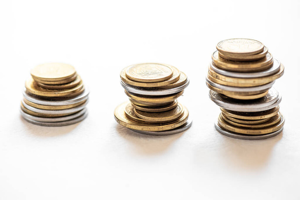 Καλλιέργεια σπίτι κέρματα σε στοίβα νομίσματα. Έννοια της επενδυτικής ιδέας ακίνητης περιουσίας και χρηματοδότηση επενδύσεων - Φωτογραφία, εικόνα