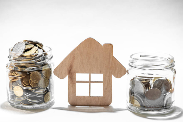 Денежные средства и модель дома на деревянном фоне, Финансы и банковская концепция
. - Фото, изображение