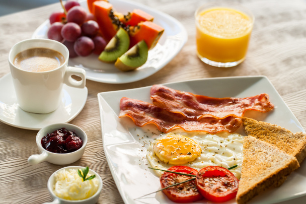 Kontinentales Frühstück mit frischem Obst und Kaffee. - Foto, Bild