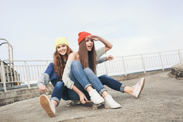 Two young  longboarding girl friends - Foto, imagen