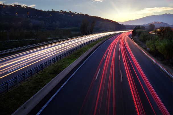 Faisceaux lumineux des véhicules sur l'autoroute
. - Photo, image