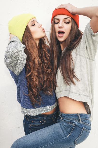 Two young  hipster girl friends - Foto, afbeelding