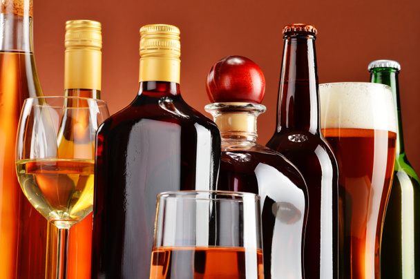 Palackok és poharak válogatott alkoholos italok - Fotó, kép