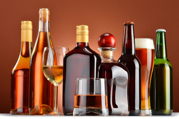 Garrafas e copos de bebidas alcoólicas variadas
 - Foto, Imagem