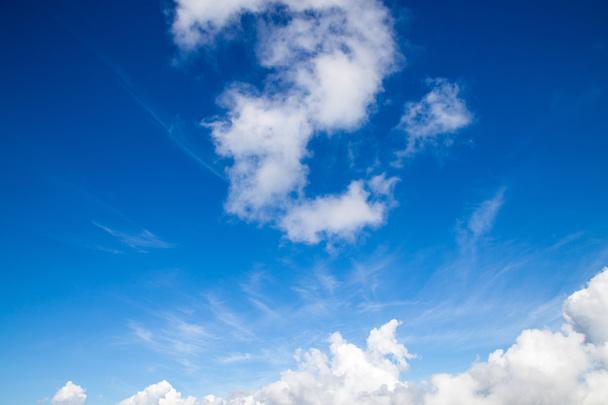Μπλε ουρανός και άσπρα σύννεφα - Φωτογραφία, εικόνα