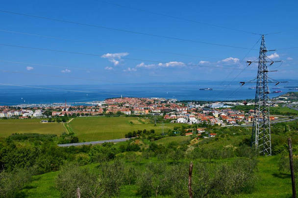 Slovenya 'nın Istria ve Primorska kentlerindeki Adriyatik Denizi kıyısındaki Izola kasabasının manzarası - Fotoğraf, Görsel